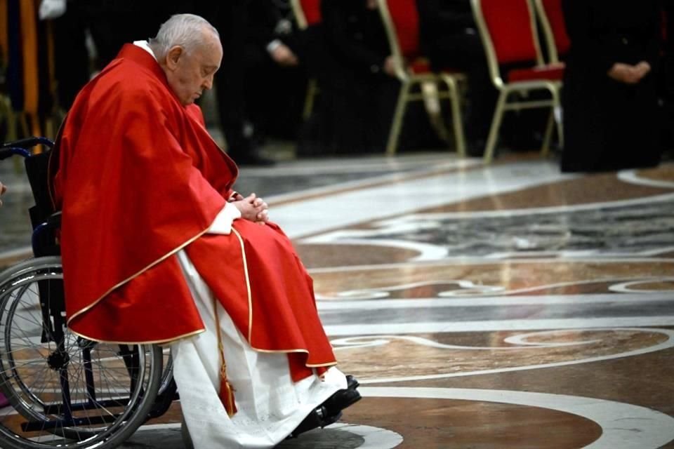 El Papa Francisco presidió un servicio religioso de Viernes Santo en la Basílica de San Pedro y asistirá a la procesión del 'Via Crucis'.