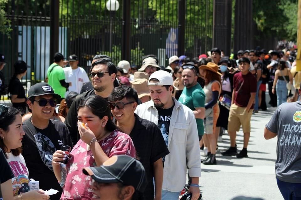 Desde temprana hora se formaron filas de personas en el Parque Fundidora en busca de ser de los primeros en ingresar para el arranque del festival.