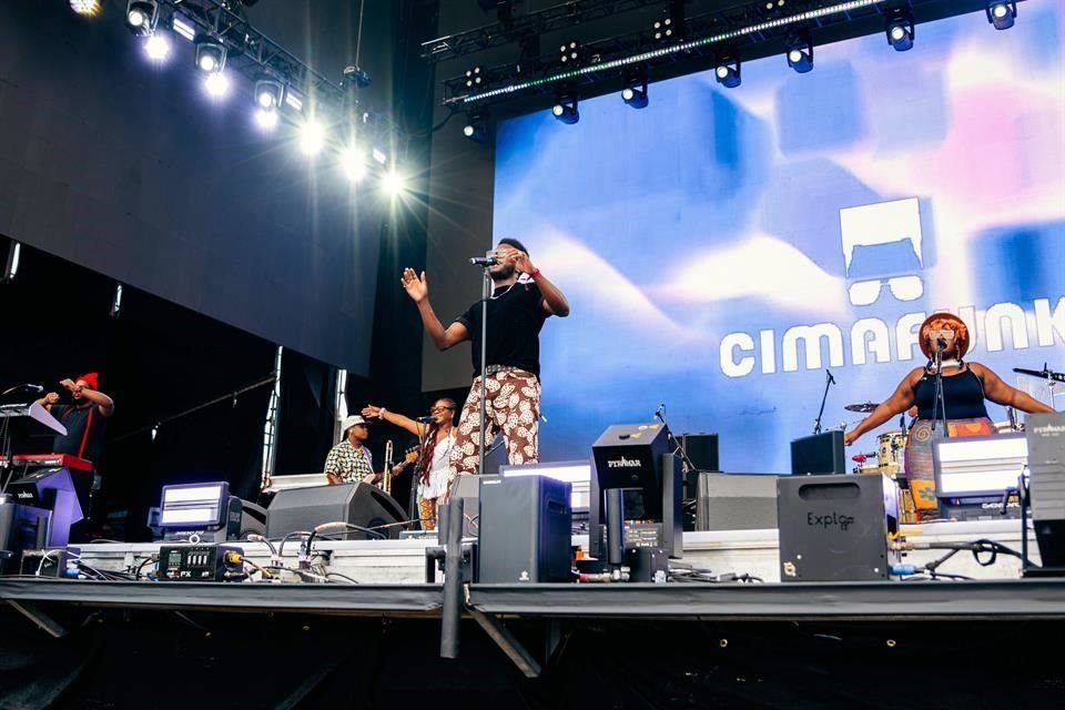 Los ritmos contagiosos de la banda cubana Cimafunk prendieron a los asistentes en el escenario Tecate Light.