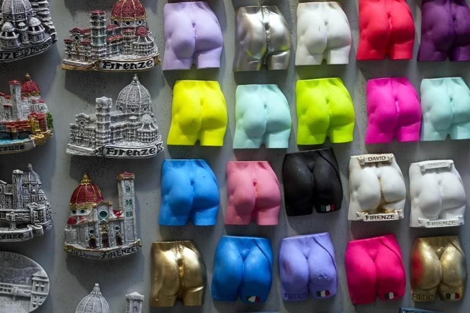 La escultura del David de Miguel Ángel es usada en recuerdos que se venden en locales del centro de Florencia y por vendedores ambulantes afuera de la Academia.