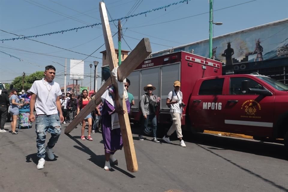 Aun con el calor, la visitante consideró importante asistir a los viacrucis cada año, para no perder la tradición.