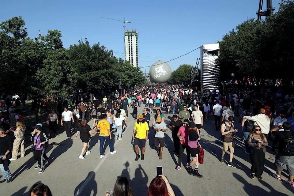 Desde las 14:00 horas, miles de personas han ingresado al Parque Fundidora para disfrutar del primero de tres días del festival Pa'l Norte.