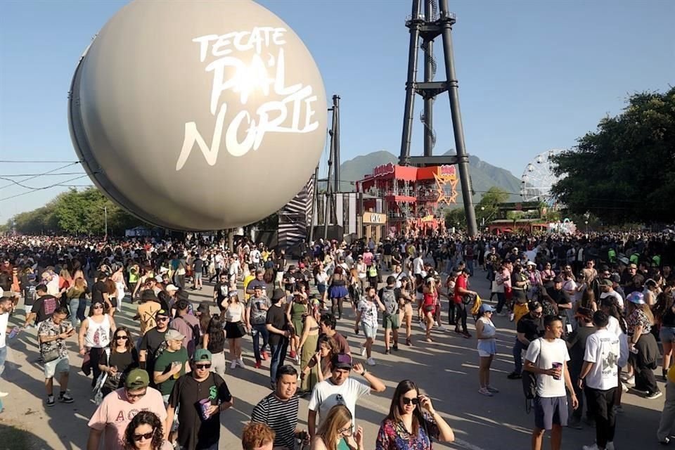 Desde las 14:00 horas, miles de personas han ingresado al Parque Fundidora para disfrutar del primero de tres días del festival Pa'l Norte.