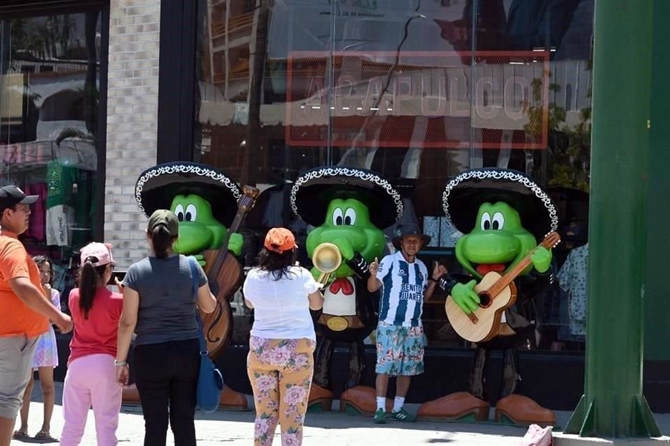 Las icónicas ranitas de Acapulco robadas tras el huracán Otis fueron sustituidas por esculturas nuevas. 