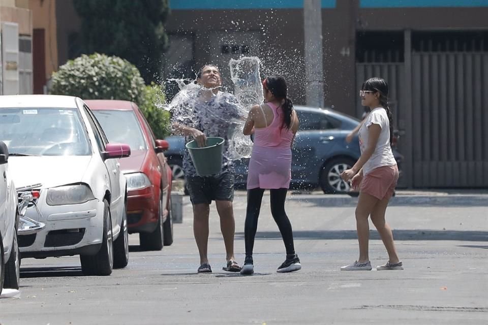 Desperdicio de agua, en la Colonia El Retoño, en la Alcaldía Iztapalapa.