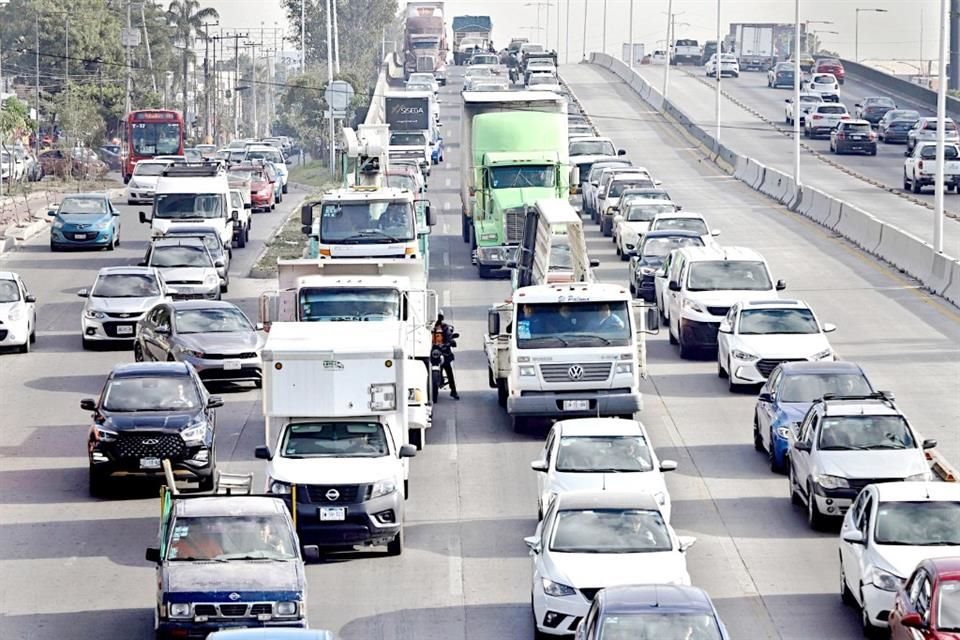 Moverse en Guadalajara es cada vez más lento, ven falta de inversión en transporte público.