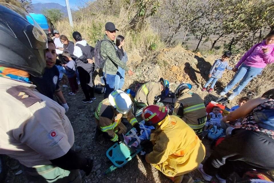 Un autobús en el que viajaban peregrinos hacia Talpa de Allende se quedó sin frenos en la Carretera Estatal 527; hay seis heridos.