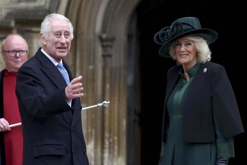 Carlos III no escatimó en sonrisas al volver a los deberes públicos.