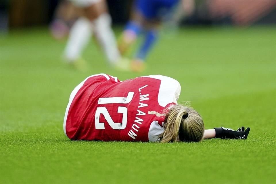 Mientras se disputaba la Final de la Copa de la Liga Femenina, la futbolista del Arsenal, Frida Maanum se desmayó en el campo de juego.
