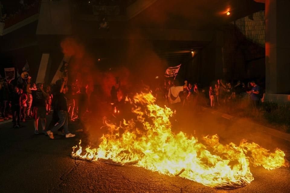 Manifestantes bloquean una calle en una protesta en Jerusalén, el 31 de marzo del 2024.