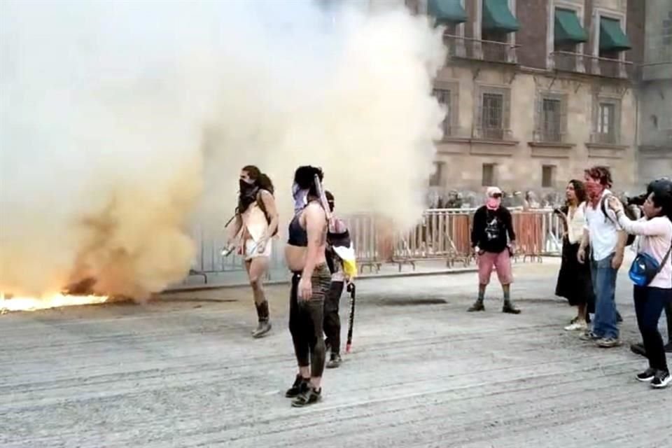 De acuerdo con la Policía capitalina, fue necesaria la intervención debido a que los manifestantes prendieron fuego.