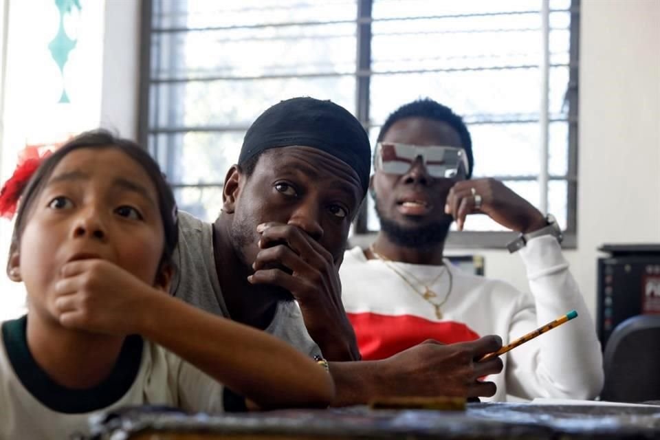 Personas migrantes acuden a las clases del centro Pilares García Lorca Zapotitla de español e inglés.