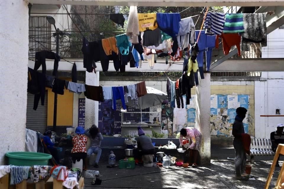 En zonas, como la Plaza Giordano Bruno, existe un campamento.