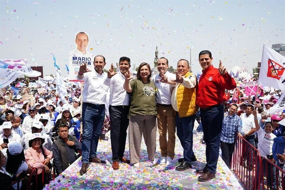 Xóchitl Gálvez estuvo acompañada por Marko Cortés (PAN), Eduardo Rivera, Mario Riestra, Jesús Zambrano (PRD) y el ex Gobernador de Zacatecas, Miguel Alonso (PRI).