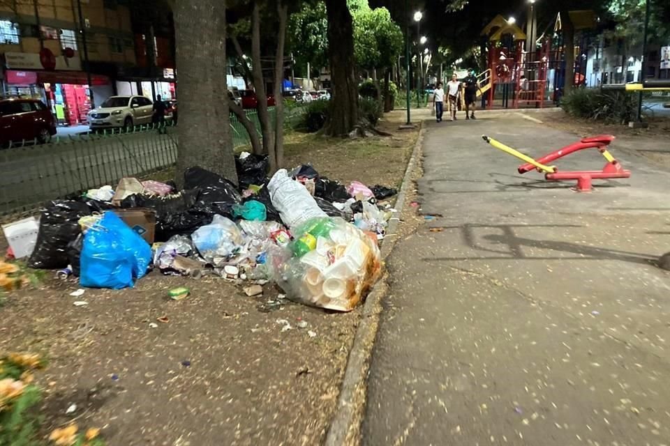 Lo que comenzó con una bolsa, ahora es un tiradero de basura clandestino en al menos una de las jardineras del sendero.