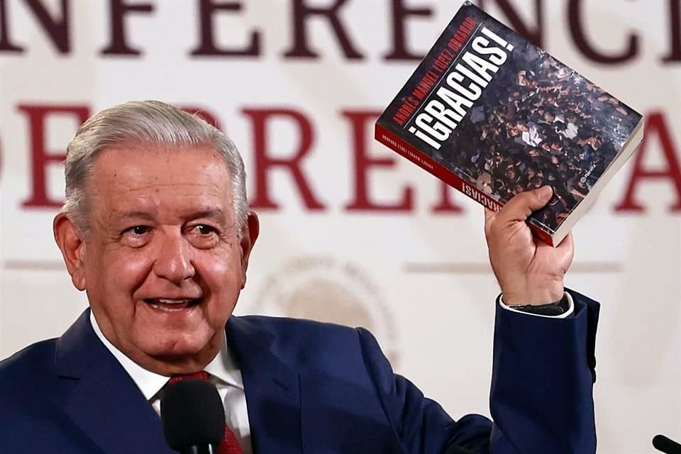 AMLO se quejó de que el Tribunal Electoral del Poder Judicial de la Federación analiza si su libro '¡Gracias!' viola la ley electoral.