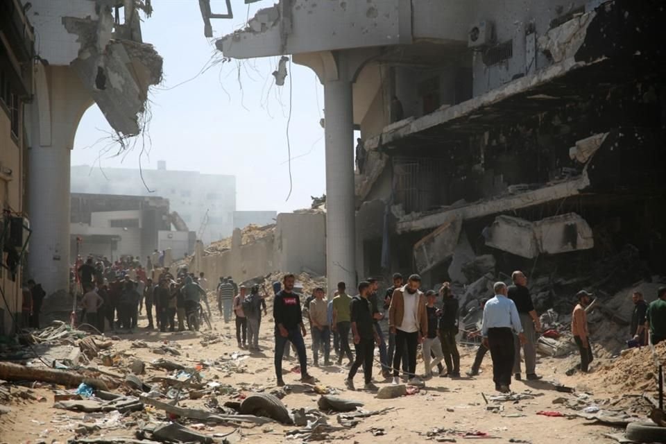 Palestinos inspeccionan el daño alrededor del hospital Al Shifa en Gaza.