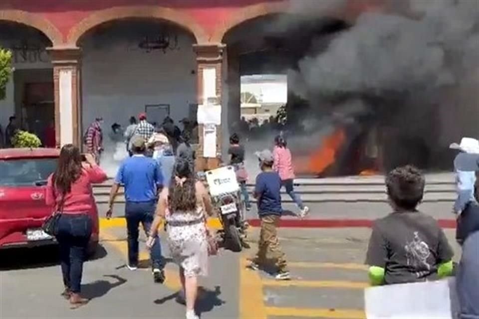 Pobladores quemaron objetos en la entrada del Palacio municipal de Otumba, Edomex, para exigir a las autoridades atención a incendio forestal que lleva varios días.