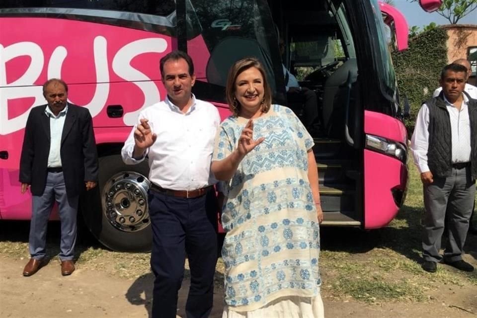 Xóchitl Gálvez, candidata presidencial del PAN-PRI-PRD, junto al abanderado a la gubernatura de Veracruz de la misma coalición, José Yunes.