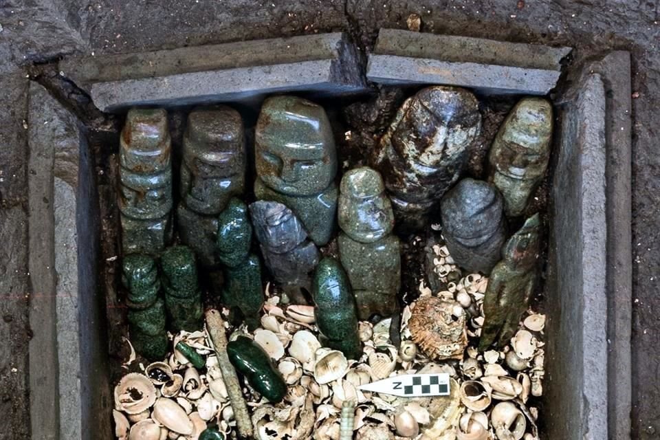 Cofre con figuras antropomorfas en piedra verde, un hallazgo reciente.