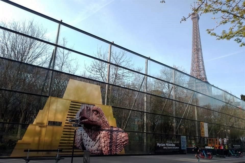 Una imagen del águila cuauhxicalli figura en la fachada del Quai Branly de París; al fondo, se levanta la Torre Eiffel.