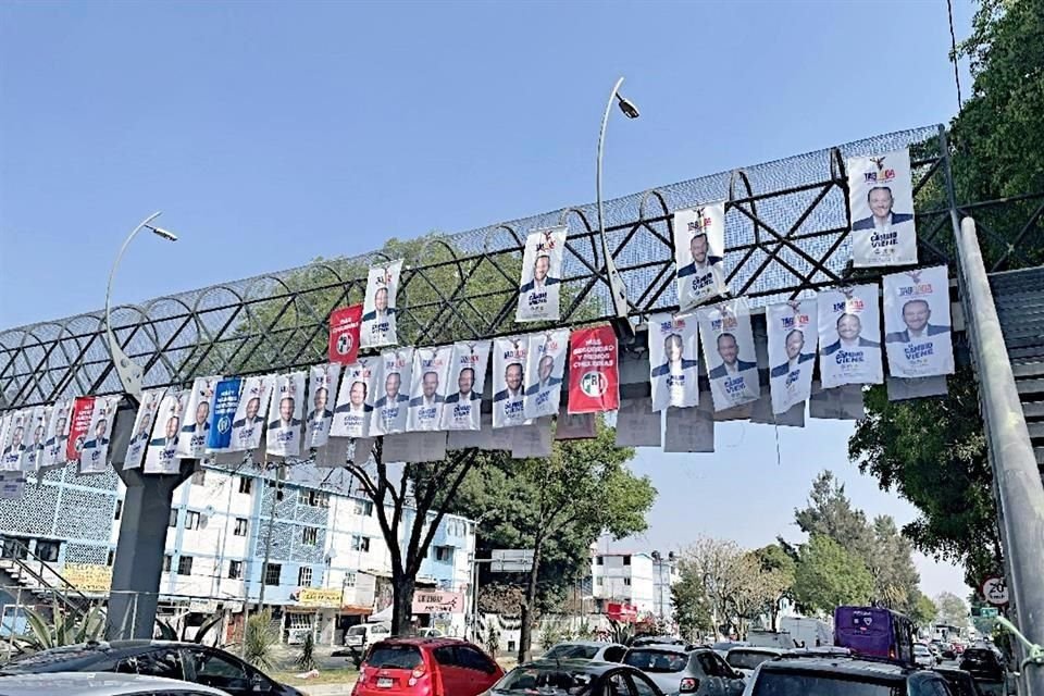 Así la propaganda colocada en puentes peatonales de la Ciudad de México por candidatos de la Oposición y Morena.