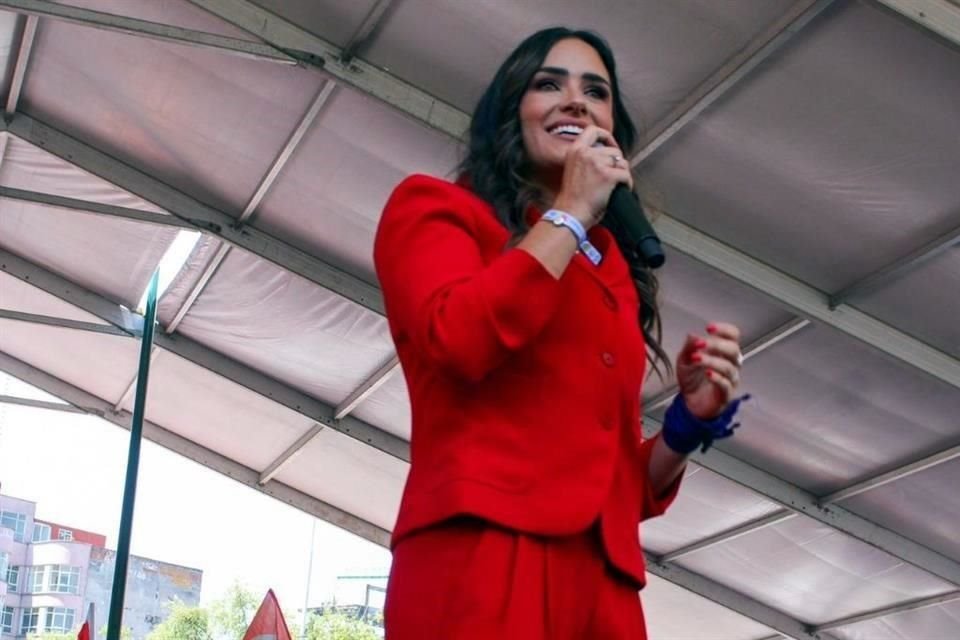 Alessandra Rojo de la Vega encabezó un mitin en la explanada de la sede del Gobierno de Cuauhtémoc; y enlistó 10 propuestas.