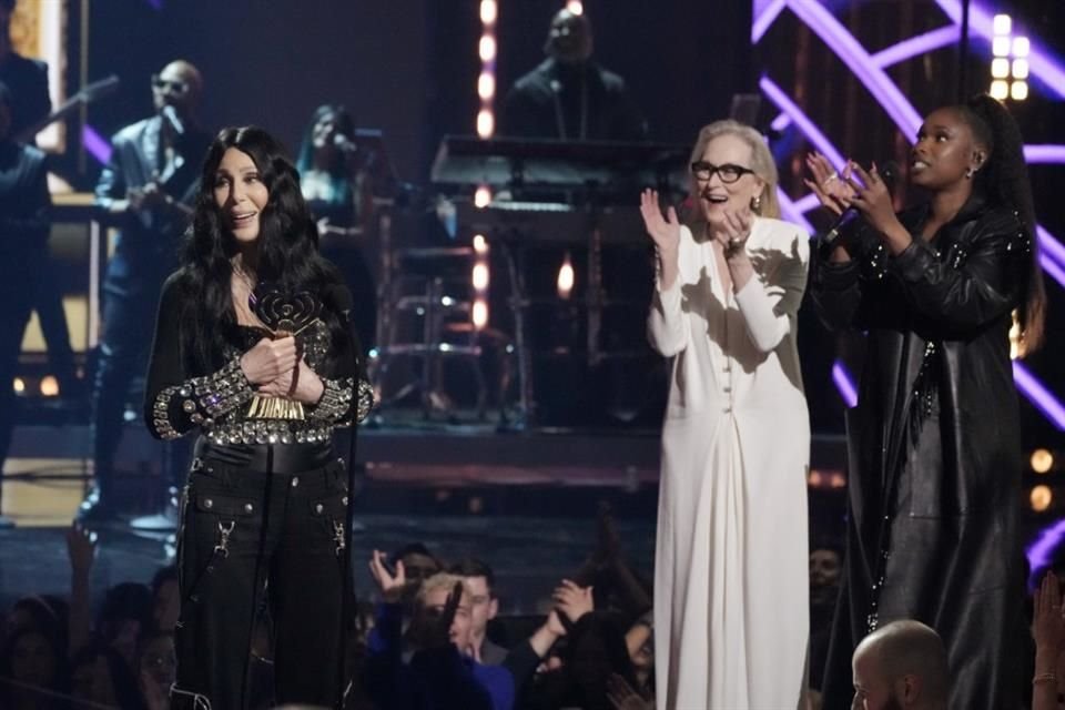 Cher, a la izquierda, es animada por las presentadoras Meryl Streep, segunda desde la derecha, y Jennifer Hudson mientras acepta el premio Icon durante los iHeartRadio Music Awards