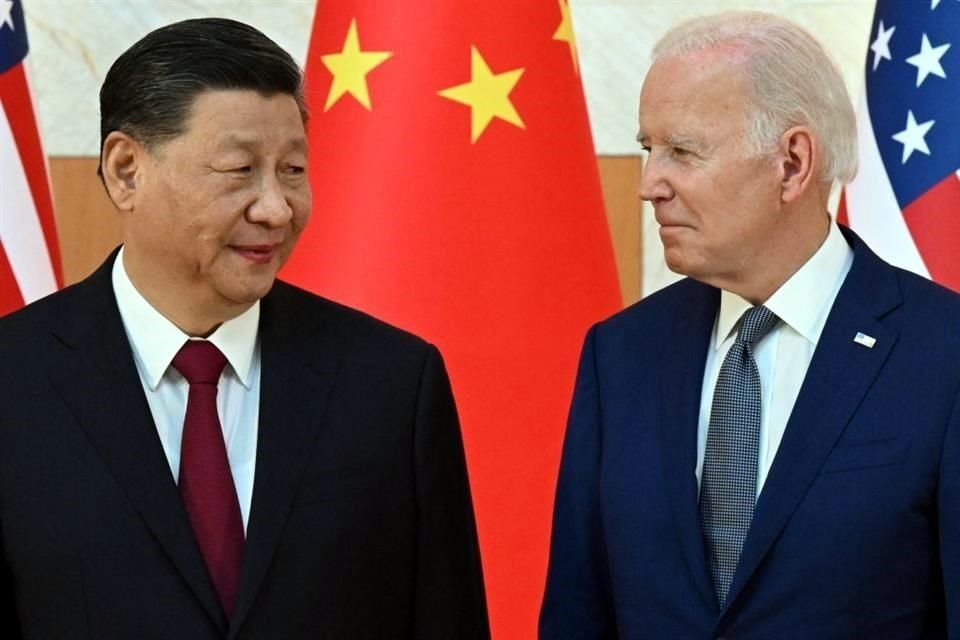 El Presidente Joe Biden y su par chino, Xi Jinping, abordaron temas de Taiwán, la IA, fentanilo y las elecciones en una llamada telefónica.