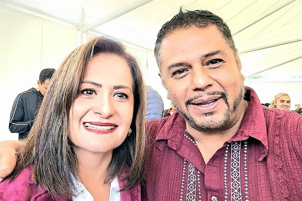 La SSPC aclaró que Enrique Guerrero --quien en la foto posa con la candidata morenista a la gubernatura, Alma Alcaraz-- se encuentra desaparecido.