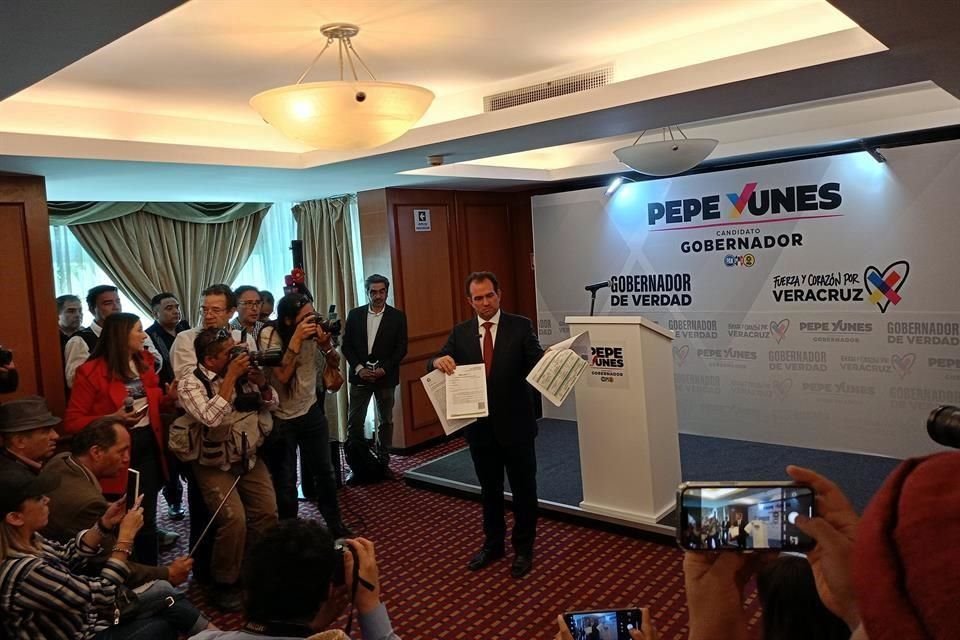 El candidato Yunes ofreció conferencia de prensa en un hotel de la Ciudad de México.