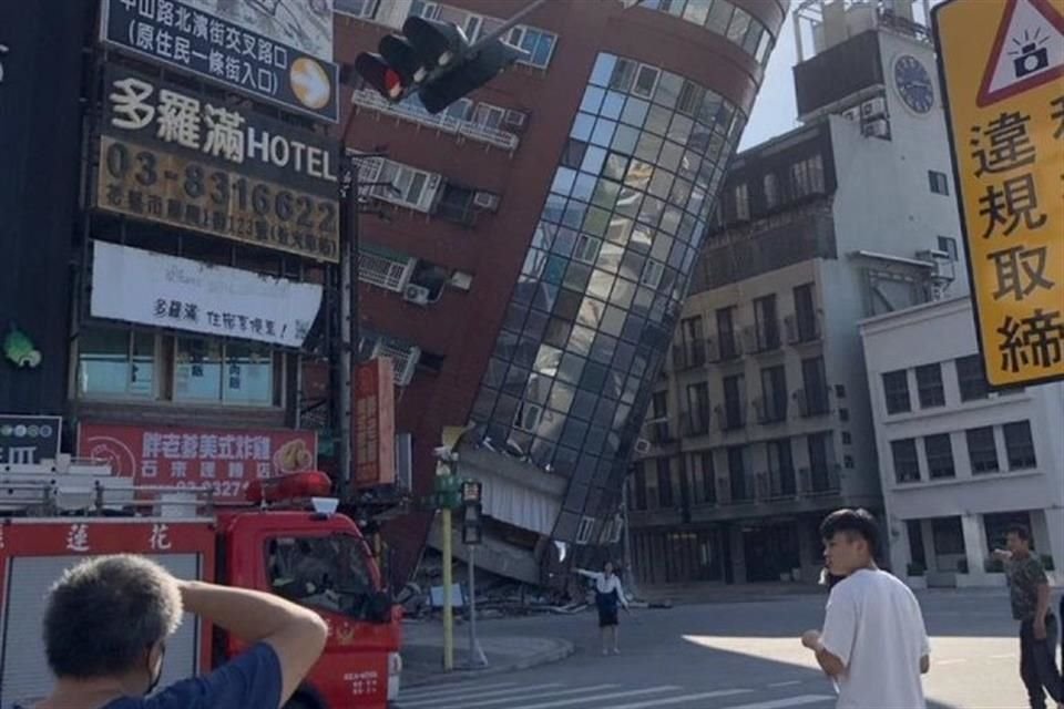 Un terremoto sacudió Taiwán. Videos en redes sociales mostraron edificios colapsados.