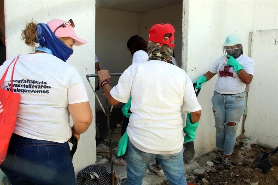 Las buscadoras se internan en las fincas abandonadas en busca de restos.