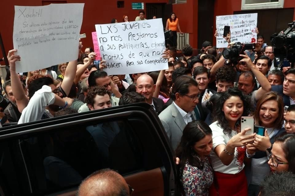 Tras su comparecencia en el auditorio y cuando se enfilaba a la salida, Xóchitl Gálvez fue cuestionada por un grupo de estudiantes con pancartas.