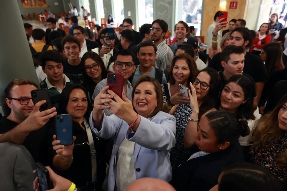 La abanderada presidencial se placeó por el campus del ITAM.