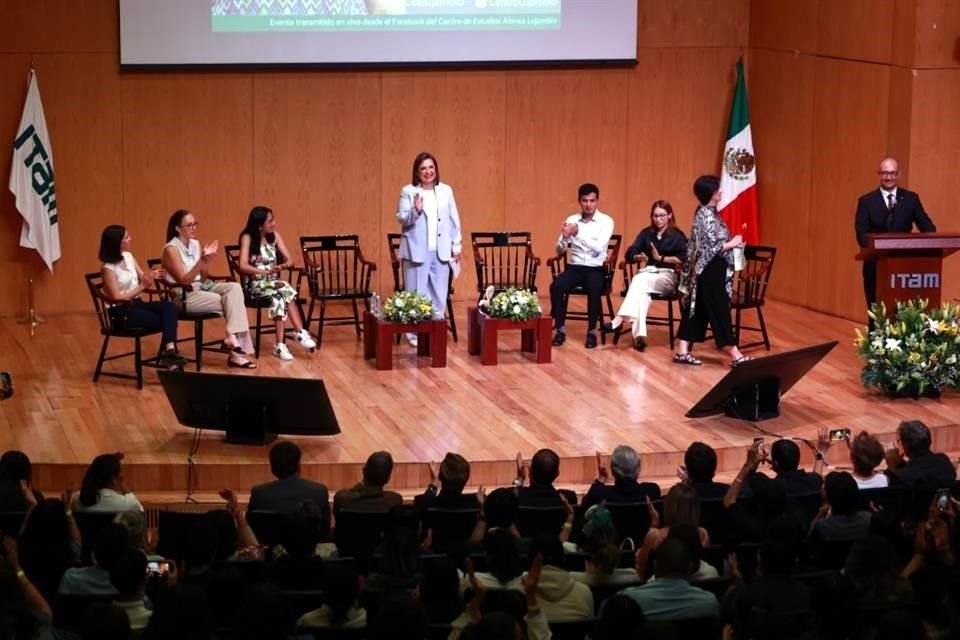 Durante su comparecencia en el auditorio recibió todo tipo de cuestionamientos: desde los impresentables de los partidos hasta el aborto.