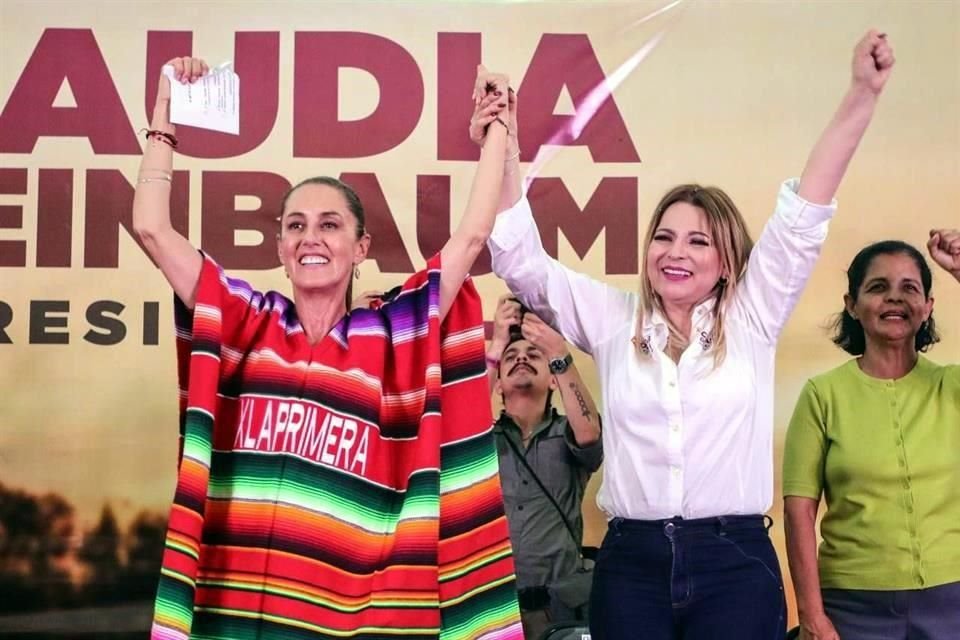 Claudia Sheinbaum y Claudia Delgadillo, durante el mitin en Autlán de Navarro, Jalisco.