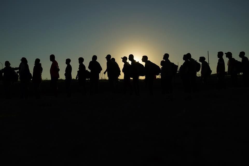 Migrantes hacen fila para ser procesados por autoridades de EU tras cruzar la frontera, el 23 de septiembre del 2023.