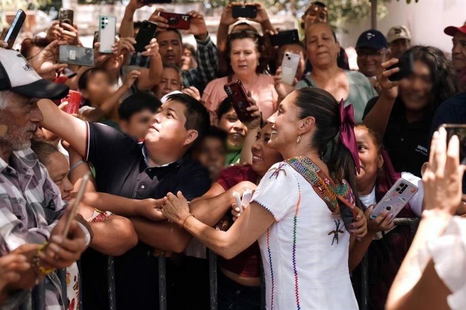 Durante su estancia por Tecomán, Colima, la abanderada presidencial de Morena se tomó fotos y se acercó a sus simpatizantes.