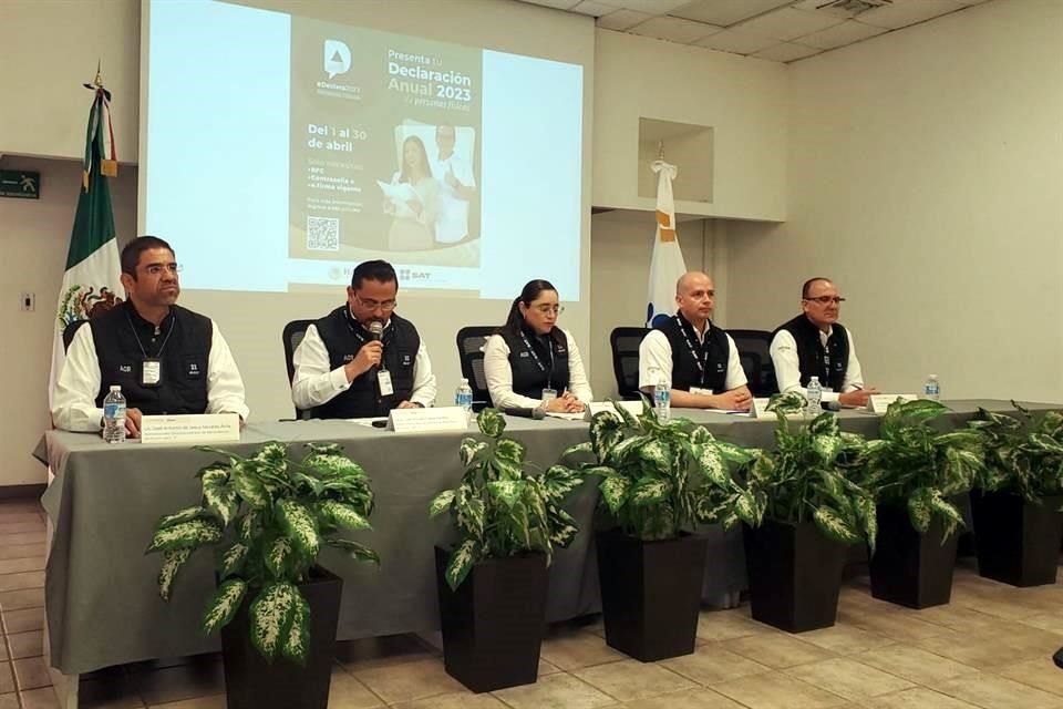 José Antonio de Jesús Morales (izq. a der.), Luis Arnulfo Cubos, Abigail Flores, Israel Solís y Armando Leyva, administradores de recaudación y administradores de servicios al contribuyente.