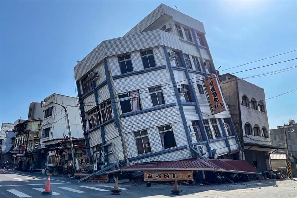 Un edificio dañado tras un terremoto de 7.4 que sacudió Taiwan.