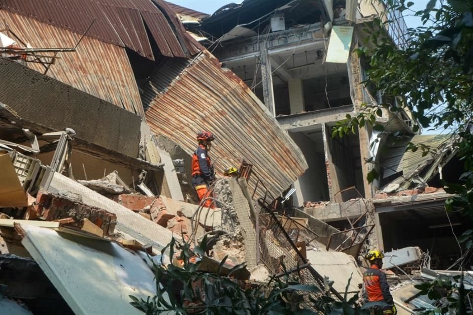 Rescatistas buscan entre los escombros tras un terremoto en Taiwán.