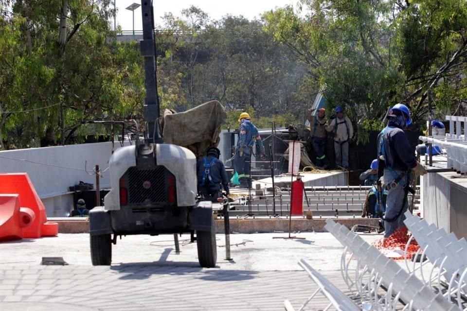 Obras complementarias en la Falzada flotante del Bosque de Chapultepec, a mediados de marzo pasado.