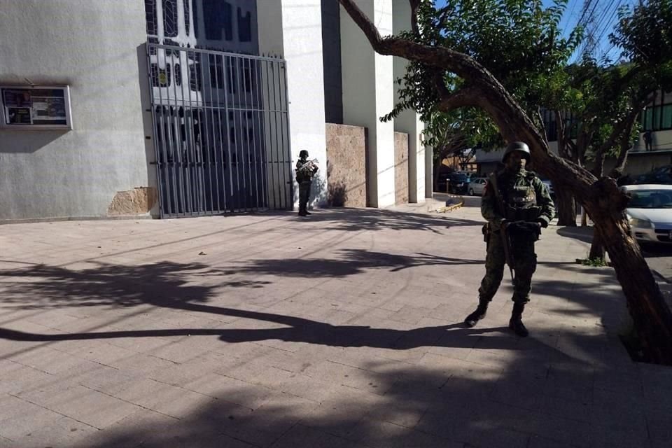 Militares armados se apostaron en la parte trasera del hotel sede de la conferencia de Sheinbaum.