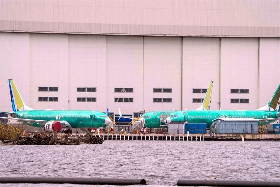 Aviones 737 MAX aparcados afuera de una fábrica de Boeing en Renton, Washington.