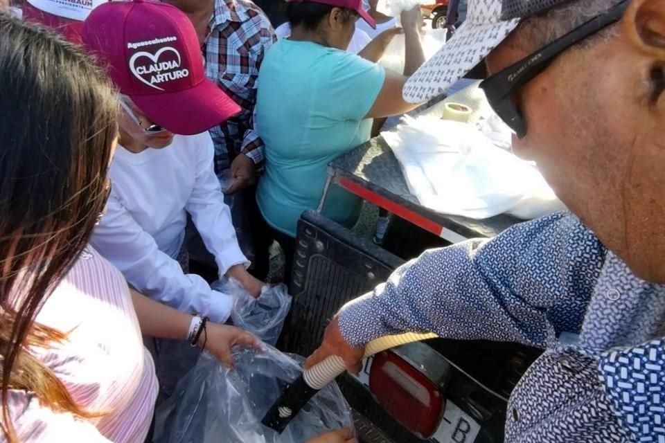 Los productores se instalaron a un costado de la plaza donde se encontraba Claudia Sheinbaum y regalaron leche a los asistentes.