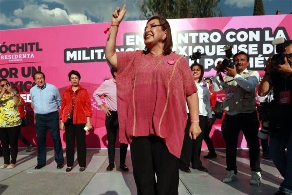 En su evento en Tlalnepantla, Edomex, Xóchitl Gálvez, candidata presidencial de Oposición, estuvo acompañada por ex Gobernadores como Arturo Montiel y César Camacho.