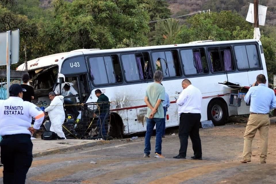 Tres personas muertas y 20 heridas, fue el saldo de un accidente en de camión en Malinalco, en la comunidad de San Nicolás, Malinalco.