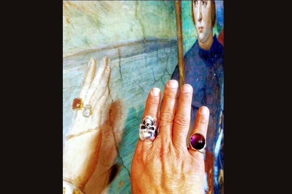 La mano con los anillos de Galguera, captada por Hirst. Fotografía ofrecida por el galerista en exclusiva a REFORMA.