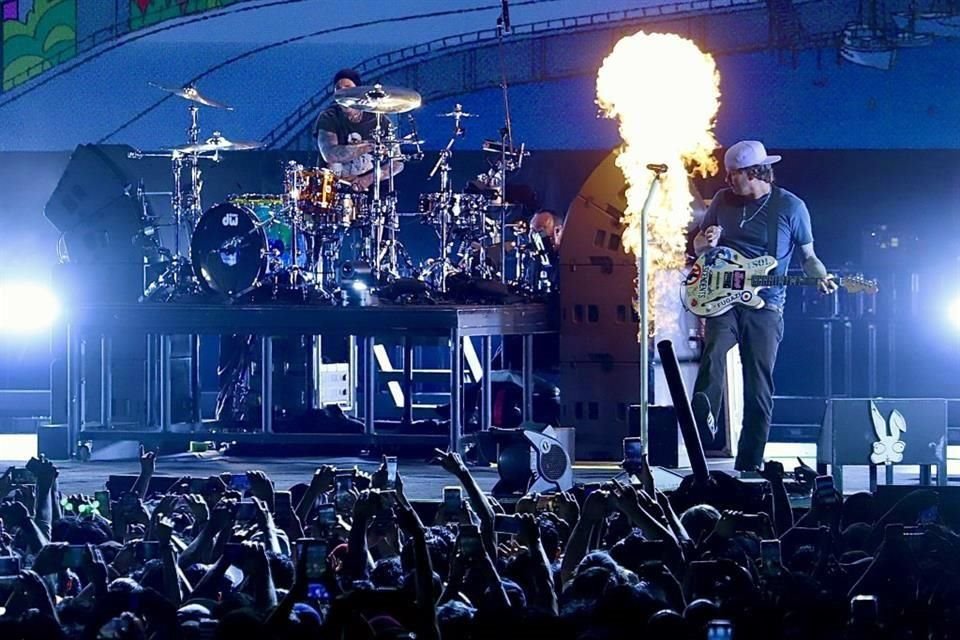 Blink-182 cantó frente a más de 18 mil personas en su primer concierto.